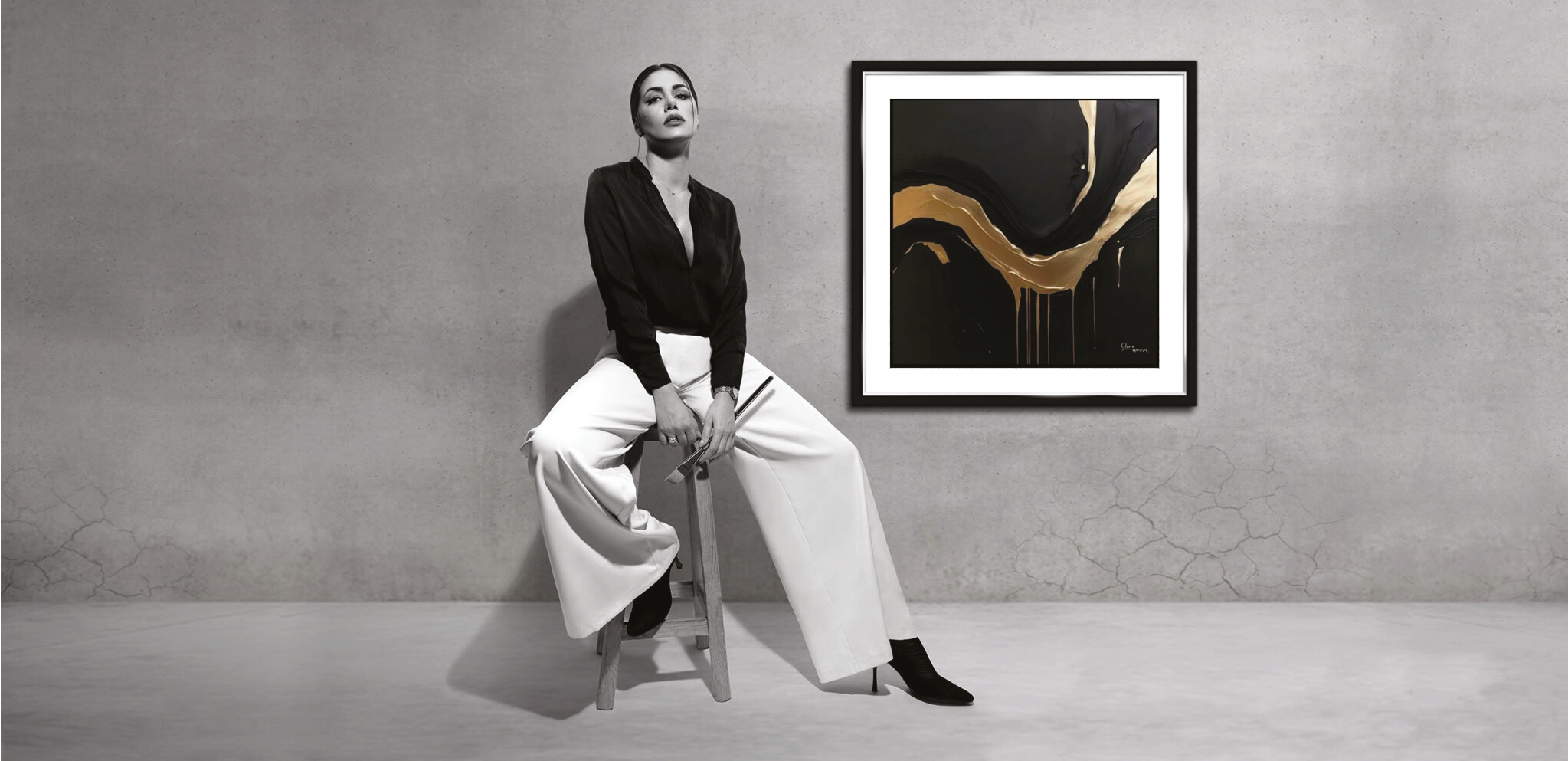 Claire Harp en una sala con arte contemporáneo