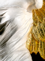Escultura de angel con alas doradas