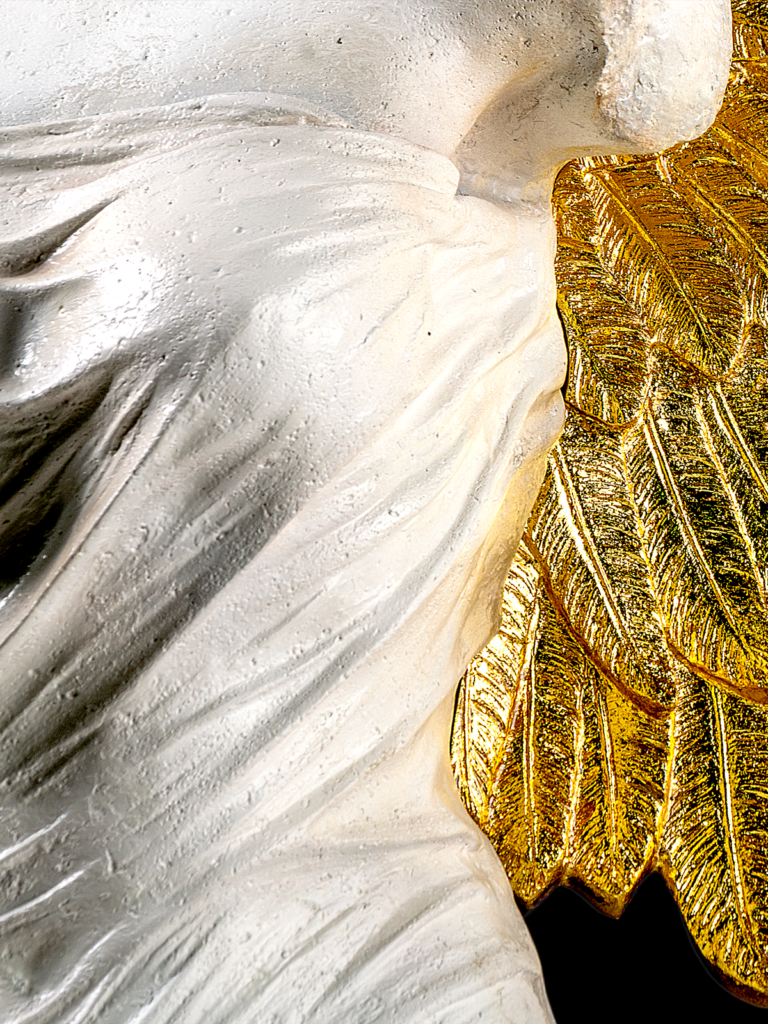 Escultura de angel con alas doradas