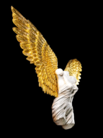 Escultura de angel con alas doradas