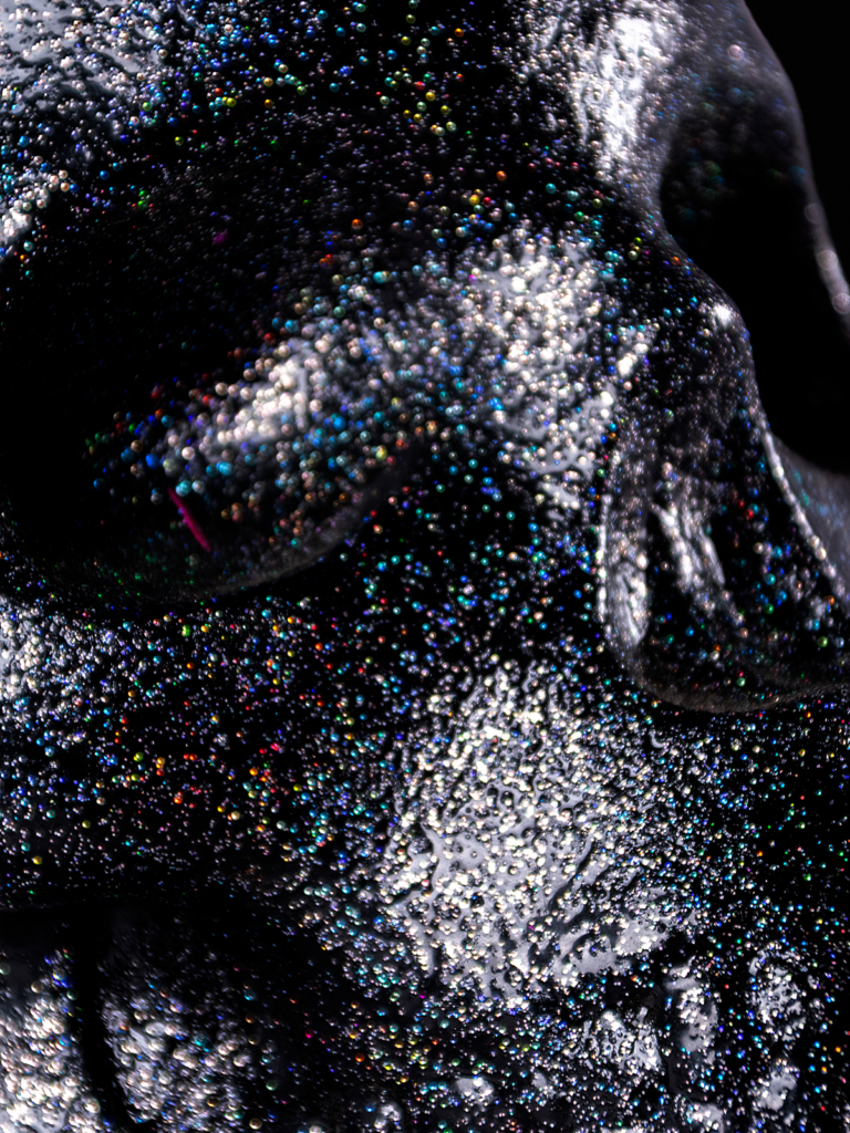 Escultura de craneo brillante