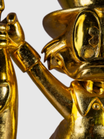 Escultura de pato dorado