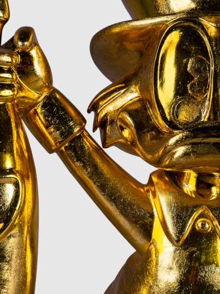 Escultura de pato dorado