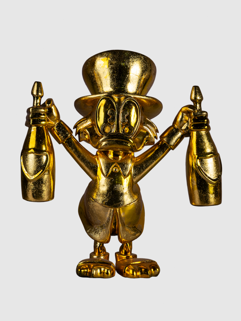 Escultura de pato dorado