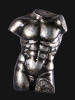 Escultura de torso plateado