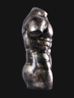 Escultura de torso plateado