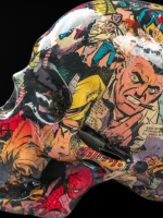 Escultura de craneo y comic