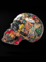 Escultura de craneo y comic