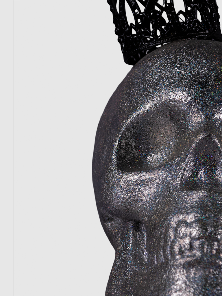 Escultura de craneo y corona